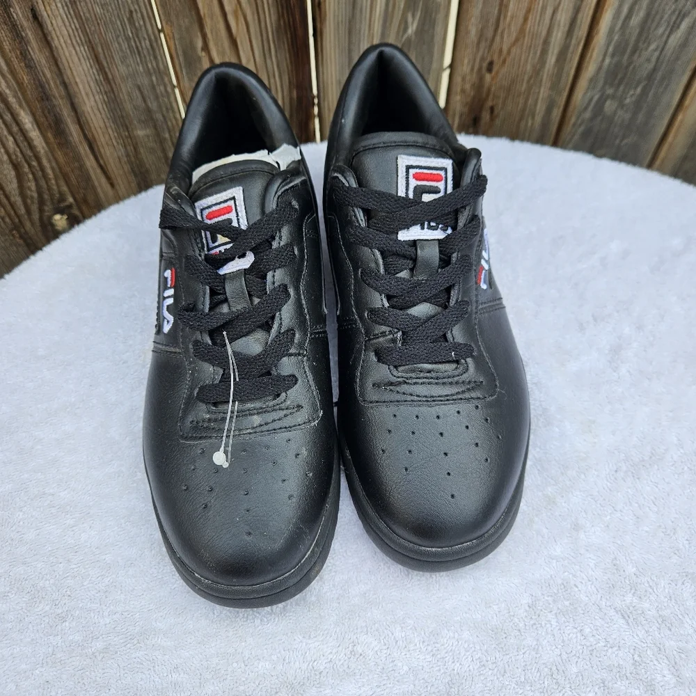 Fila Big Kids  Black and Red Sneakers  Size 5 - Picture 3 of 16
